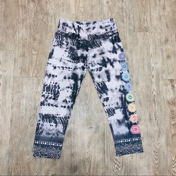 Onzie | Graphic Crop Leggings - Picture 2 of 8